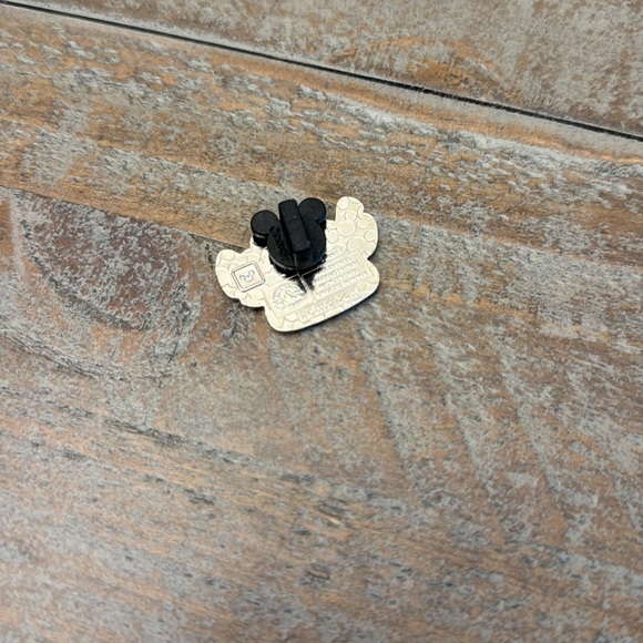 Disney Munchlings Mystery Collection Series 4 pin Stitch frosted blueberry loaf - Picture 2 of 3